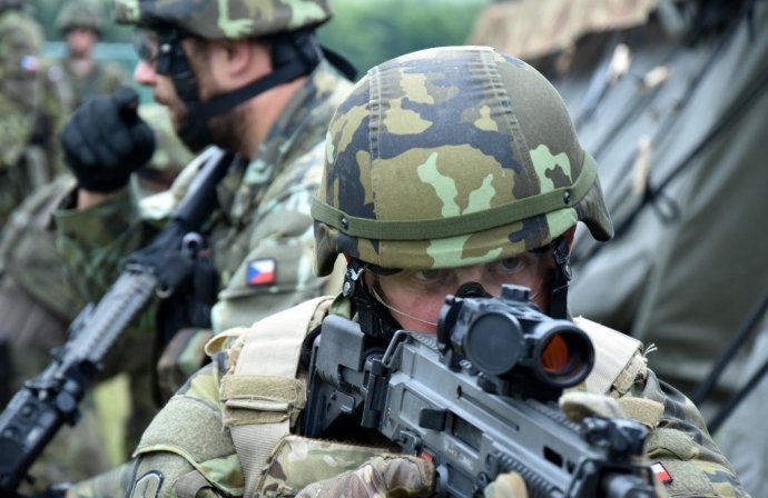 Vojáci 141. praporu logistiky při nácviku patroly. Foto: Karel Hausmajer, Armáda České republiky