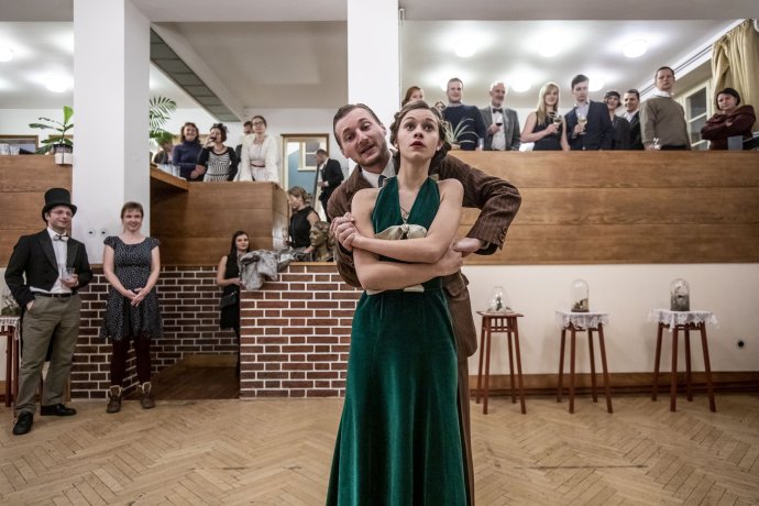 Andrea Berecková a Vojtěch Bartoš během divadelního představení Dům v jabloních. Foto: Gabriel Kuchta, Deník N