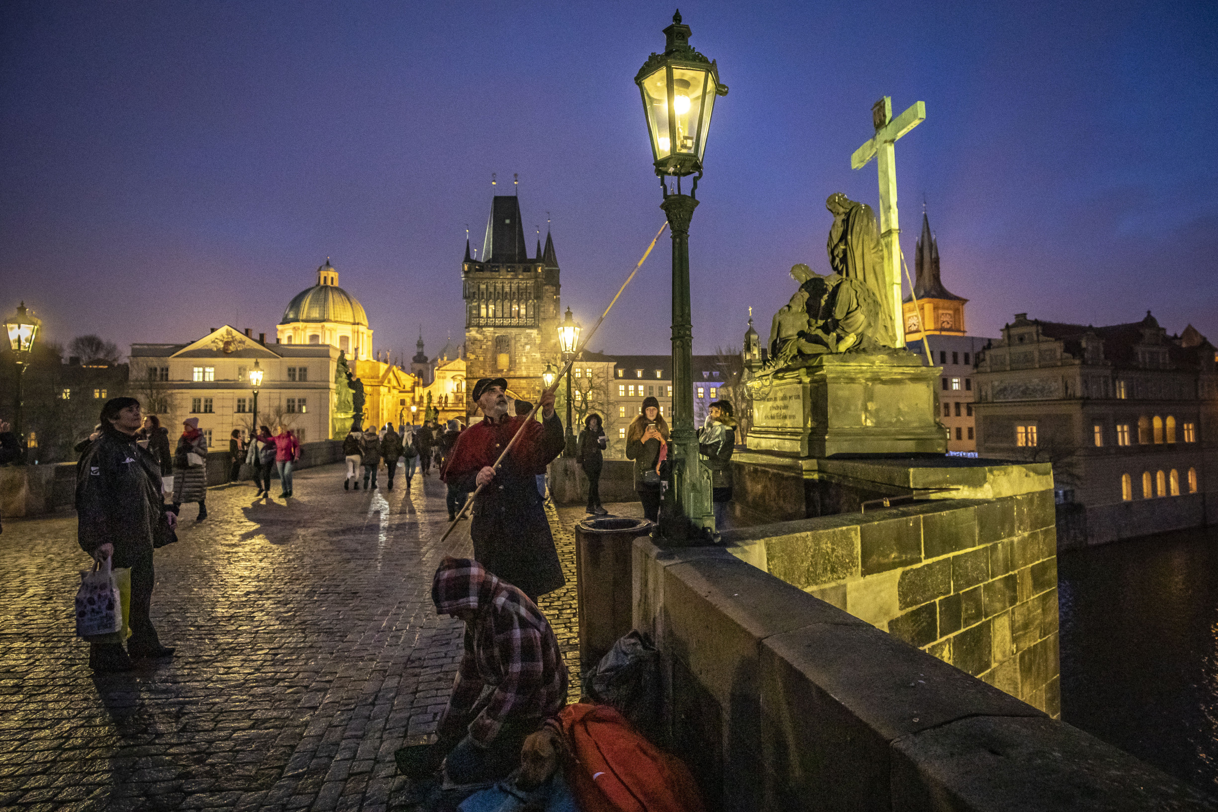 Spor o&nbsp;světlo v&nbsp;pražských ulicích: bílé LED lampy budí odpor, město mluví o&nbsp;bezpečnosti a&nbsp;úsporách