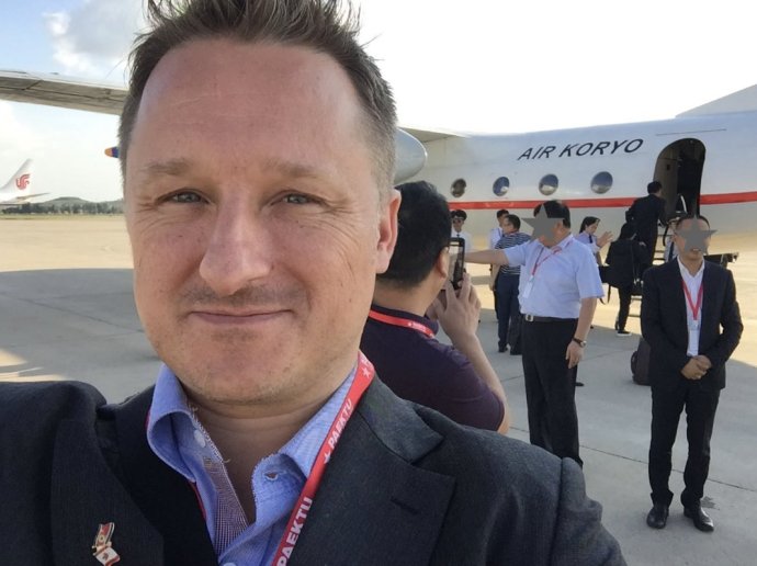 Michael Spavor před letadlem severokorejských aerolinek Air Korjo. Foto: repro Michael Spavor, Twitter