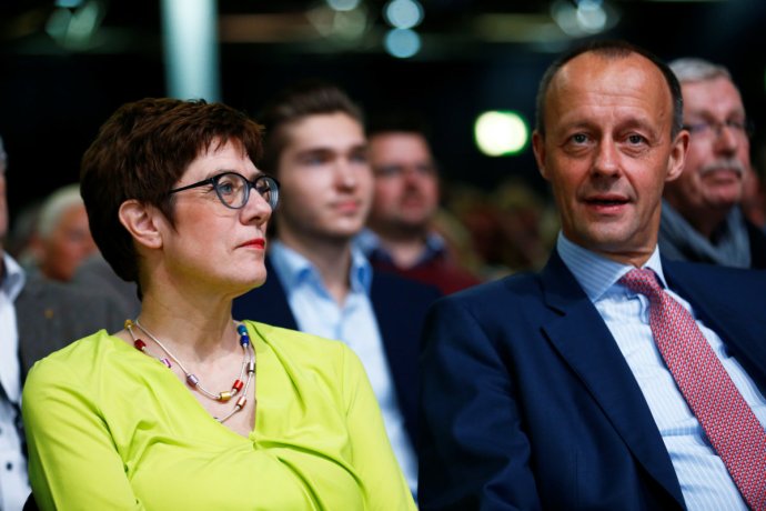 Šéfka CDU Annegret Kramp-Karrenbauerová a její vnitrostranický konkurent Friedrich Merz. Foto: Thilo Schmuelgen, Reuters