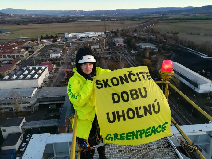 Aktivisté hnutí Greenpeace na těžební věži slovenské společnosti HNB v Novákách protestovali proti těžbě uhlí. Foto: Tomáš Halász / Greenpeace