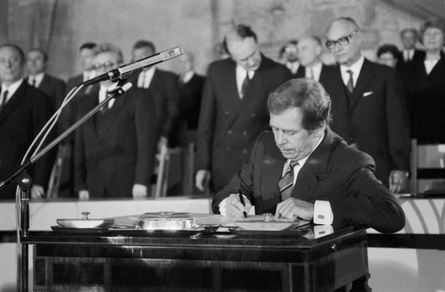 Václav Havel stvrzuje ústavní slib svým podpisem poté, co byl 29. prosince 1989 ve Vladislavském sále Pražského hradu zvolen prezidentem ČSSR. Foto: ČTK