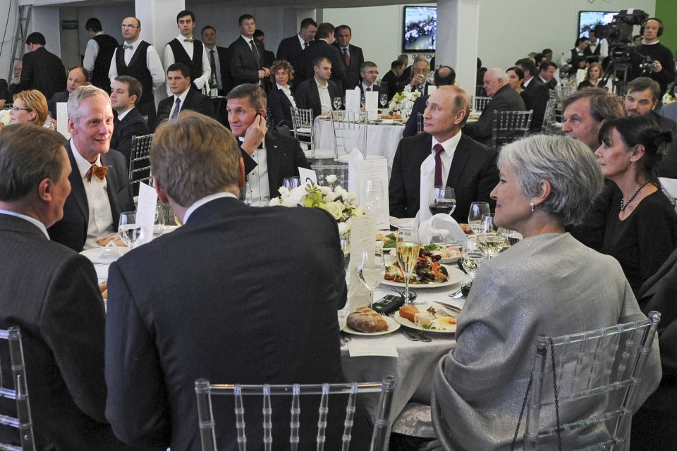 Michael Flynn (u stolu vzadu uprostřed) sedí mezi Vladimírem Putinem a Cyrilem Svobodou. U stolu je dále režisér Emir Kusturica (po Putinově levici) a někdejší kandidátka na prezidentku USA za Zelené Jill Steinová (šedivé vlasy) na oslavě Russia Today v Moskvě 2016. Foto: kremlin.ru