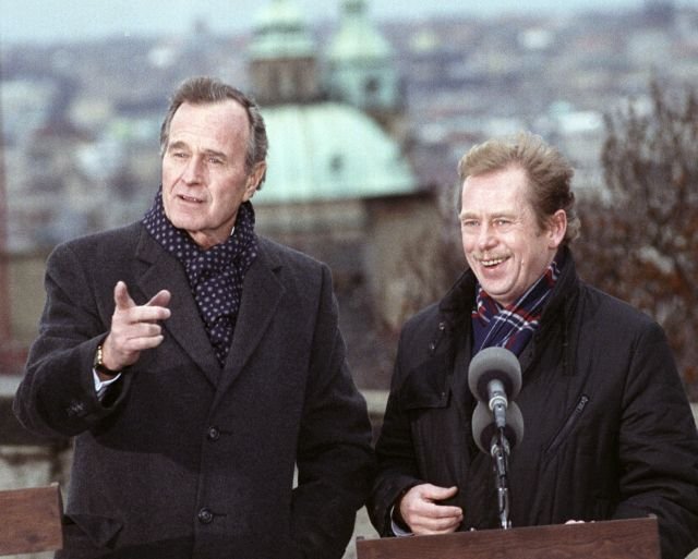 První výročí Sametové revoluce – George Bush spolu s Václavem Havlem na Pražském hradě. Foto: ČTK