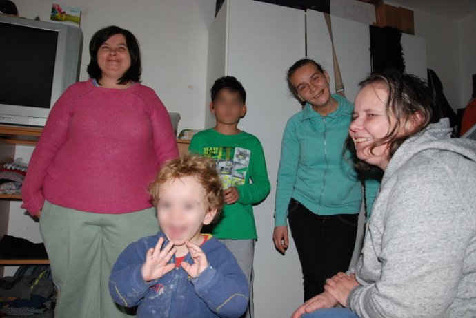 Ženy a děti z Domova sv. Máří Magdalény v Jiřetíně pod Jedlovou. Foto: Petra Procházková, Deník N