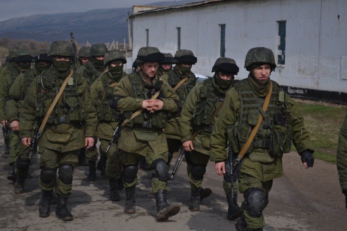Rusko teprve za nějakou dobu po obsazení Krymu přiznalo, že na ukrajinský poloostrov nejdříve vyslalo své vojáky tajně a bez jakéhokoliv označení. Vžil se pro ně název „zelení mužíci“. Foto: Anton Holoborodko, Wikimedia Commons