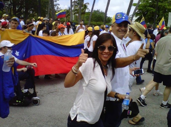 Venezuelanka Karen Laresová pochází z Valencie, třetího největšího města v zemi. Se svým mužem Reinaldem chodí v USA demonstrovat proti Nicolásovi Madurovi. Na snímku je v takovém pochodu v Miami. Foto: archiv Karen Lares.