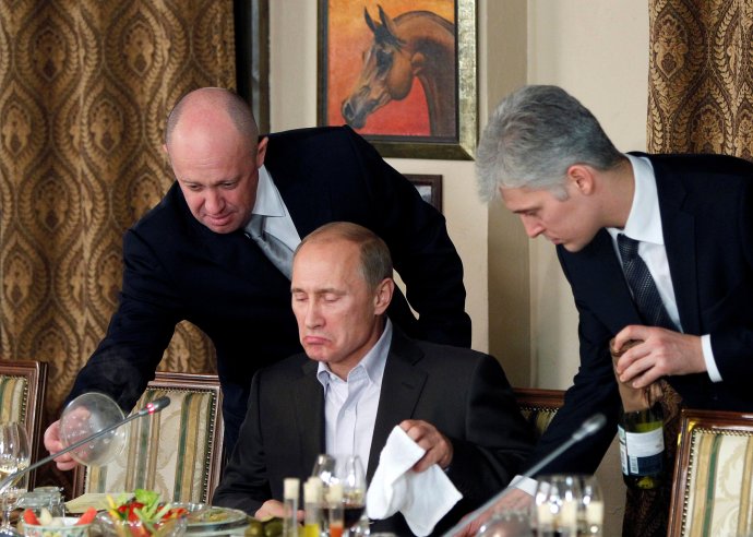 Jedna z velmi vzácných fotografií, na kterých jsou spolu Prigožin i Putin. Pochází z doby zhruba před dvaceti lety, kdy se Putin „stravoval“ v Prigožinových restauracích. Foto: Miša Džaparidze, Reuters