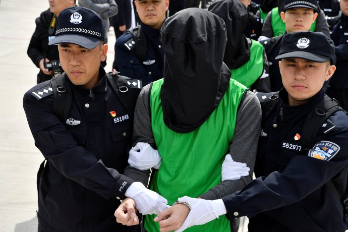Čínská policie na letišti zatýká podezřelé (ilustrační snímek). Foto: Stringer via Reuters