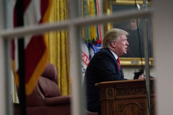 Donald Trump promlouvá z Oválné pracovny k národu. Bez obvyklých davů a s omezeným časem, ve kterém musel stihnout ze čtecího zařízení přednést připravenou řeč, jako by to ani nebyl on. Foto: Joshua Roberts, Reuters