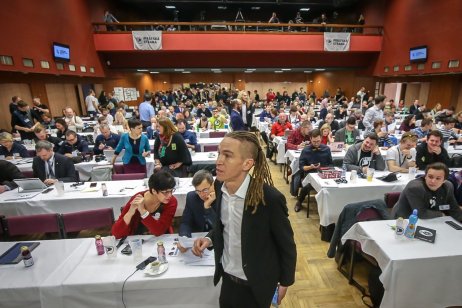Ivan Bartoš (v popředí) na celostátním fóru České pirátské strany. Foto: Gabriel Kuchta, Deník N