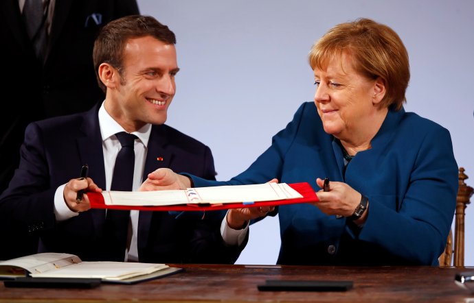 Francouzský prezident Emmanuel Macron a německá kancléřka Angela Merkelová podepisují novou dvoustrannou smlouvu o spolupráci a integraci, nazvanou Smlouva z Cách. 22. ledna 2019, Foto: Wolfgang Rattay, Reuters