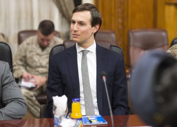 Prezidentův zeť Jared Kushner byl mezi nejméně třiceti lidmi, kteří dostali bezpečnostní prověrku přesto, že je tajné služby vyhodnotily jako nevhodné. Foto: Dominique A. Pineiro, DoD