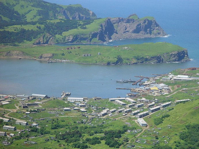 Jeden z Kurilských ostrovů - Šikotan. Foto: Naděžda Golumbijevskaja, Wikimedia Commons
