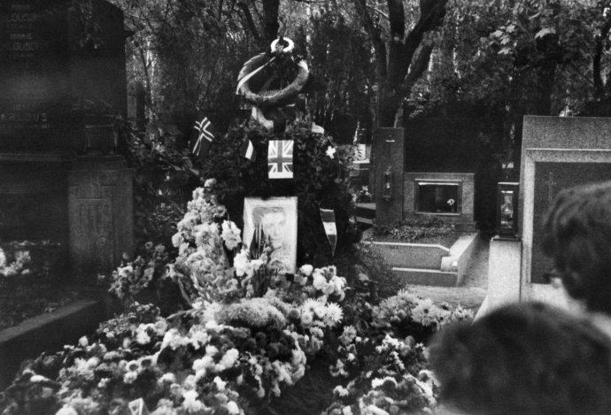 Palachův pohřeb na pražském Olšanském hřbitově, 25. ledna 1969. O čtyři roky později nechali komunisté ve vší tichosti jeho tělo zpopelnit a uložit do neoznačeného hrobu ve Všetatech. Foto: ČTK