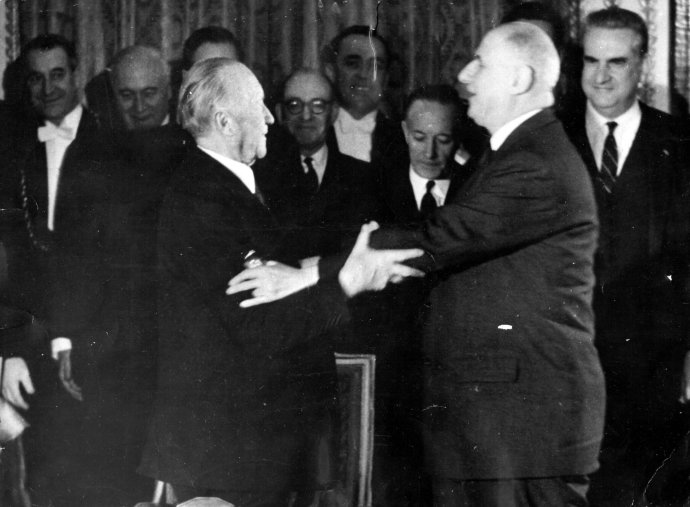 Německý kancléř Konrad Adenauer a francouzský prezident Charles de Gaulle se před šestapadesáti lety po podepsání smlouvy o přátelství symbolicky objali. Foto: ČTK/Keystone Pictures USA/Zumapress