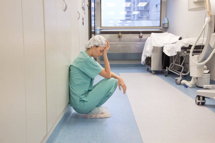 Téměř třicet procent lékařů do 35 let v nemocnicích podle průzkumu pracuje až 60 hodin týdně. Foto: Adobe Stock