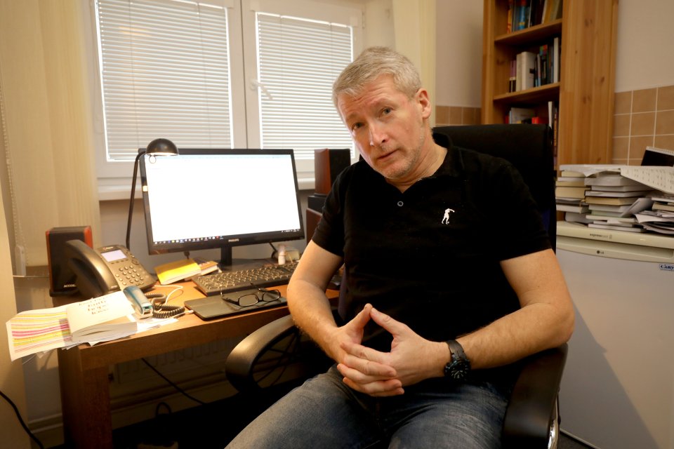 Podle experta na lékařskou etiku Marka Orko Váchy se mnozí lékaři a vědci v pandemii teprve učí, jak komunikovat s médii. Foto: Ludvík Hradilek, Deník N