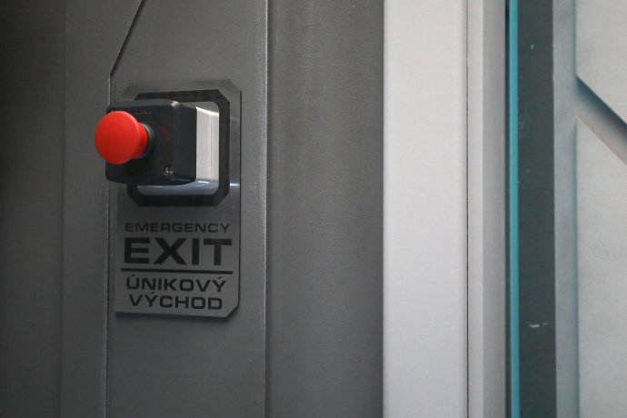 Odemykací tlačítko uvnitř únikové místnosti. Foto: Ludvík Hradilek, Deník N