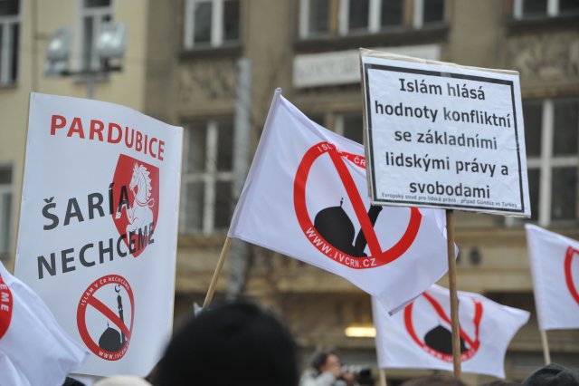 Demonstrace v Brně s logy Islám v ČR nechceme. Foto: ČTK