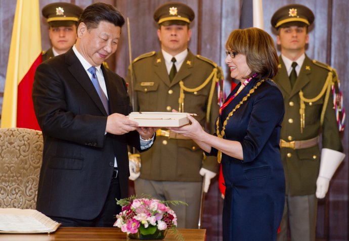 Čínský prezident Si Ťin-pching s pražskou primátorkou Adrianou Krnáčovou. Foto: ČTK