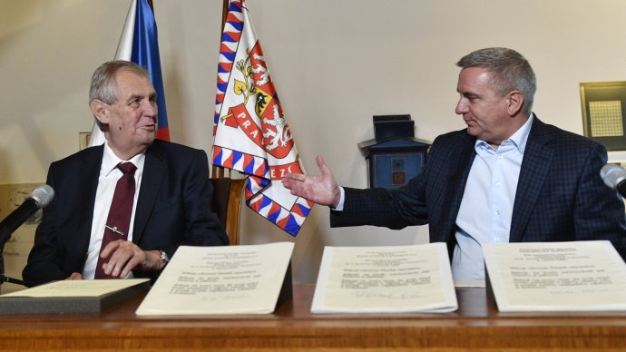 Prezident Miloš Zeman a kancléř Vratislav Mynář, který s tajnými zprávami nakládat nesmí. Foto: ČTK