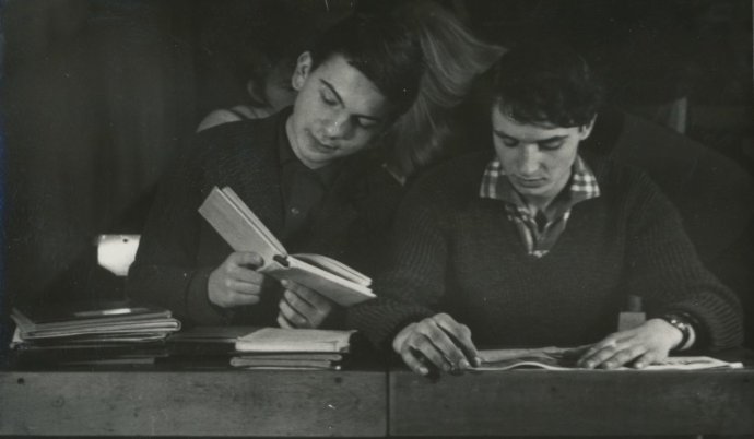 Jan Palach (vpravo) a Jiří Beran ve školní lavici v maturitním roce 1966. Foto: Archiv Ivany Žižkové