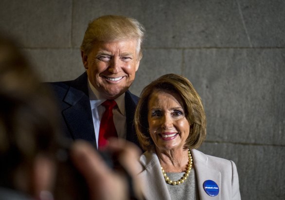 Přesně před dvěma a půl lety byl ještě vůči Nancy Pelosiové samý úsměv. Dnes Pelosiová vede snahu demokratů Trumpa z postu odvolat. Foto: Marianique Santosová, americké ministerstvo obrany