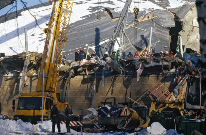 Dvacet osm lidí zahynulo pod troskami moskevského aquaparku Transvaal, který se kvůli konstrukční chybě zřítil 14. února 2004. Foto: Alexandr Poljakov, Ria Novosti, Wikimedia CC BY-SA 3.0