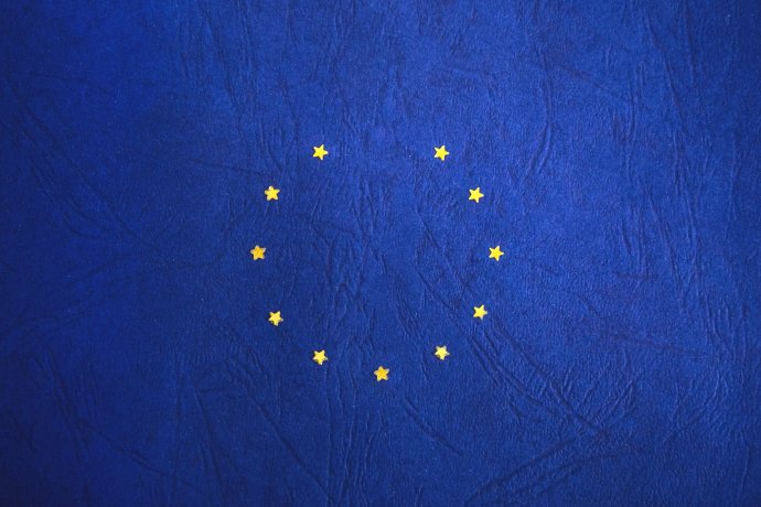 Symbolika z vlajky Evropské unie. Hvězdičky představují národy Evropy, počet 12 symbolizuje dokonalost. Množství hvězd nesouvisí s počtem členských států, ačkoliv EU (tehdy ES) měla v letech 1986–1995 12 členů. Vlajka reprezentuje zároveň EU i Radu Evropy. Odstraněná hvězda je tedy jen uměleckým vyjádřením brexitu. Foto: freestocks.org, Pexels