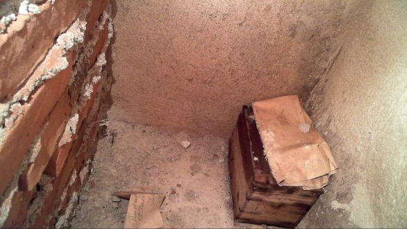 Archeologové během neinvazivního průzkumu identifikovali dřevěnou schránu s ostatky převora Jindřicha Libraria. Překvapením pro ně byly do papíru zabalené kosterní pozůstatky a nápis s datací zazdění otvoru. Foto: Naše historie