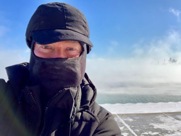 Fotograf Petr Poliak žije v Chicagu, které je jedním z nejvíce zasažených měst. Vyšel ven na deset minut, aby pro Deník N vyfotil, jak to ve městě vypadá. Začaly mu mrznout oči a prsty. Foto: Petr Poliak