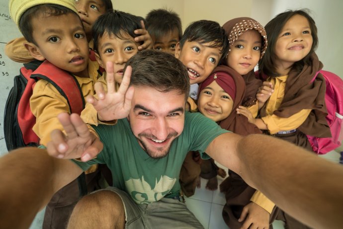 Jakub Freiwald mezi dětmi ve škole v Kecinanu na indonéském ostrově Lombok. Foto: Jakub Freiwald