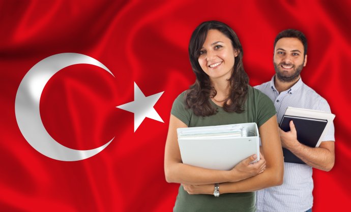 Učitelka a student před tureckou vlajkou. Foto: Fotolia