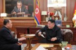 Kim Čong-un zasedá s diplomatickou delegací po jejím návratu z Washingtonu (konec ledna 2019); vlevo v pozadí portrét Kim Ir-sena. Foto: KCNA via Reuters