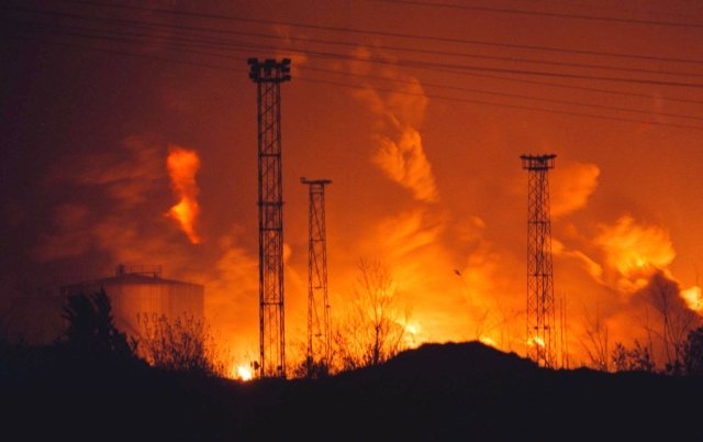 Plameny nad ropnou rafinérií v jugoslávském městě Pančevo, která se v roce 1999 stala cílem letadel NATO. Foto: ČTK/AP
