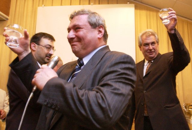 "Tak ty tajné služby bychom měli s krku, pane premiére. A na to se napijeme." Miloš Zeman a Miroslav Šlouf (uprostřed), květen 2002. Foto: ČTK