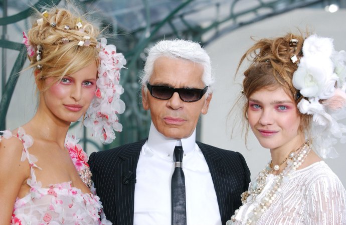Karl Lagerfeld na přehlídce v Paříži v roce 2003. Po jeho pravici je Karolína Kurková, po levici Ruska Natalia Vodianovova. Foto: ČTK