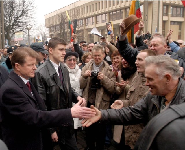 Litevský prezident Rolandas Paksas (vlevo) se zdraví se svými příznivci, kteří jej přišli podpořit na demonstraci před budovu parlamentu ve Vilniusu. Nepomohlo to. Foto: ČTK
