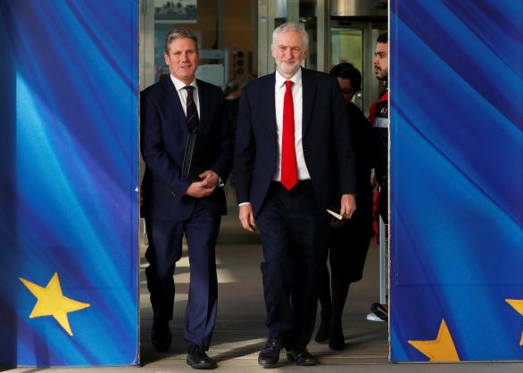 Jeremy Corbyn a stínový ministr pro brexit Keir Starmer při setkání s hlavním vyjednavačem brexitu za EU, Michelem Barnierem. Foto: Francois Lenoir, Reuters