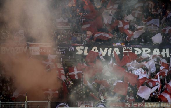 Atmosféra v sektoru hostí pří utkání fotbalové Evropské ligy KRC Genk – Slavia (1:4) byla bouřlivá a divoká. Foto: ČTK/AP