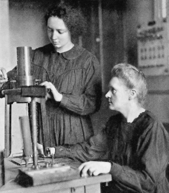 Matka s dcerou v laboratoři. Marie Curie-Skłodowská (vpravo) a Irène Curie, cca 1925. Foto: autor neznámý