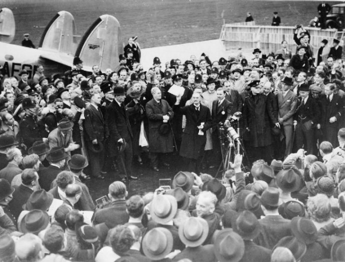 Po návratu z Mnichova v září 1938 tvrdil Chamberlain Britům, že jim přivezl mír. O bezmála 78 let později jim mnozí politici slibovali větší prosperitu, když odhlasují vystoupení z EU. Foto: Imperial War Museums, Wikimedia Commons