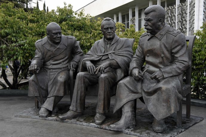 Na konferenci v Jaltě se začali Churchill, Roosevelt a Stalin v únoru 1945 dohadovat, jak bude vypadat poválečný svět. Pomalu se rodilo to, z čeho záhy vyrostla železná opona. U příležitosti 70. výročí konference v roce 2015 se Velká trojka dočkala v krymském přímořském letovisku svého bronzového sousoší. Foto: ČTK/AP
