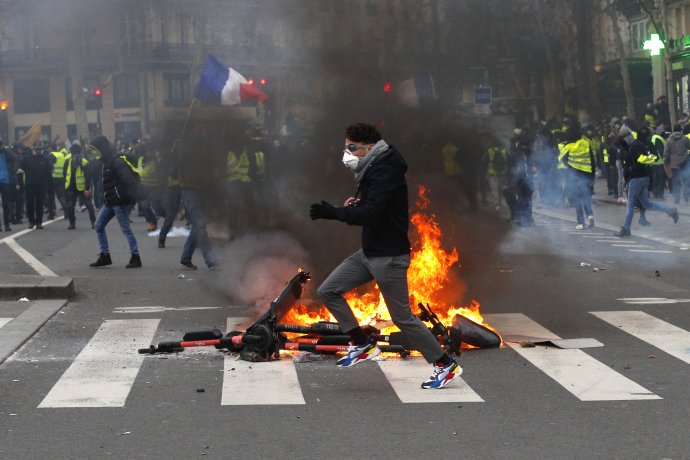O tom, jak bude svět zanedlouho vypadat, rozhodnou možná i "žluté vesty" v ulicích francouzských měst. Foto: ČTK/AP