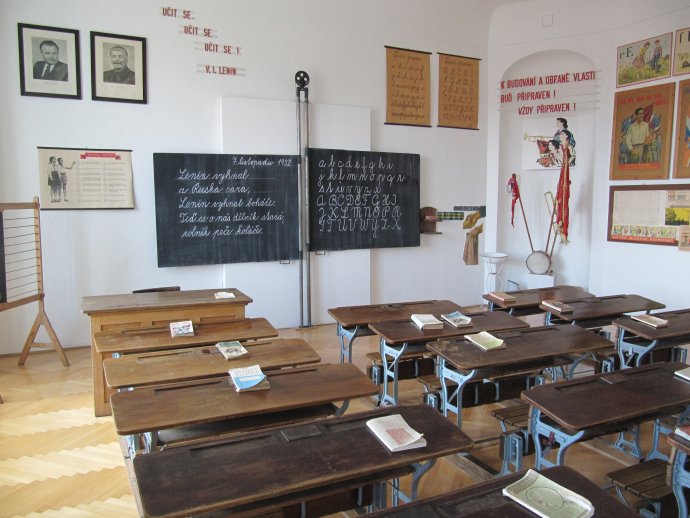 Co se vlastně od té doby ve školství změnilo? Školní třída z padesátých let v Muzeu Komenského v Přerově. Foto: palickap