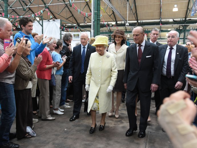 Britská královna Alžběta II. s manželem princem Philipem na St George’s Market v Belfastu v Severním Irsku v roce 2014. Foto: M. Hurson, Northern Ireland Office – úřad britské vlády