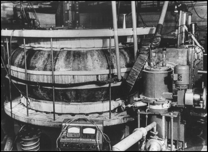 Tokamak T-1, první pokus o nukleární fúzi pro energetické účely. Moskva, 1957