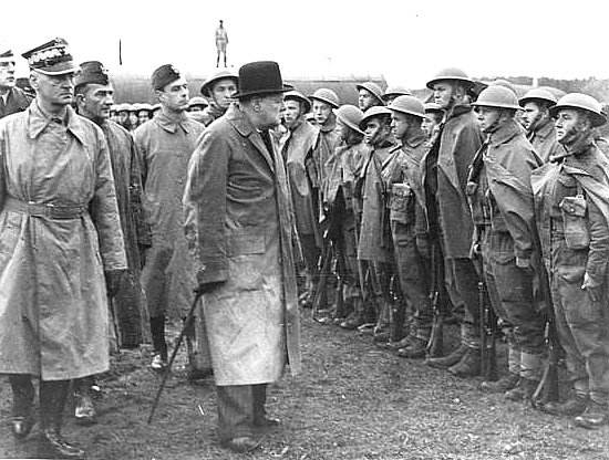 Britský premiér Winston Churchill vykonává v roce 1943 přehlídku u polských jednotek. Británii vděčnost vůči stovkám tisícům Poláků bojujícím proti nacistům po jejich boku dlouho nevydržela. Foto: Wikimedia Commons
